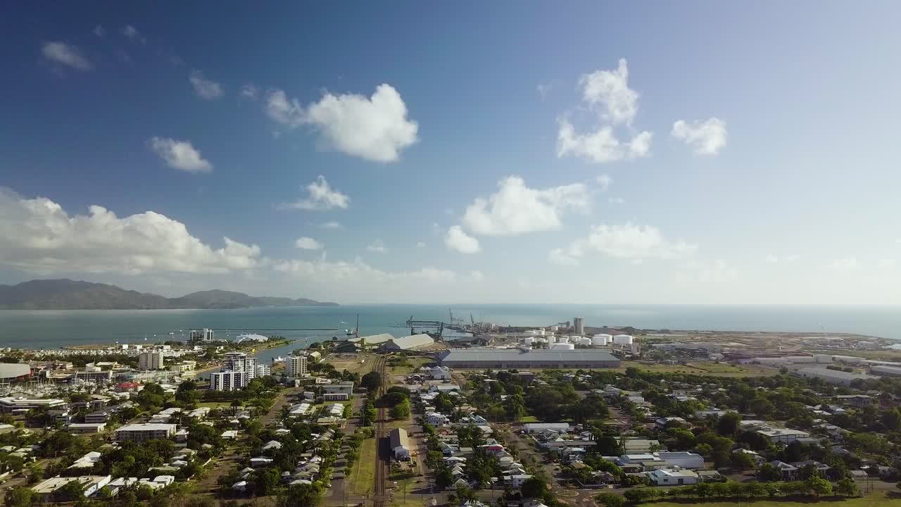 Cảnh quay flycam cho thấy khu công nghiệp và cảng của Townsville, Úc