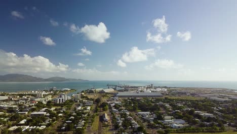 imágenes de drones que muestran la zona industrial y portuaria de townsville, australia