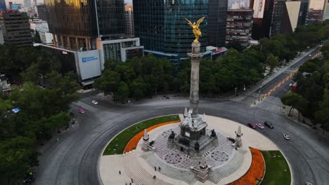 Imágenes-Aéreas-Del-ángel-De-La-Independencia-En-La-Ciudad-De-México-En-La-Avenida-Reforma,-Cempasuchil-Flores-Del-Día-De-Los-Muertos