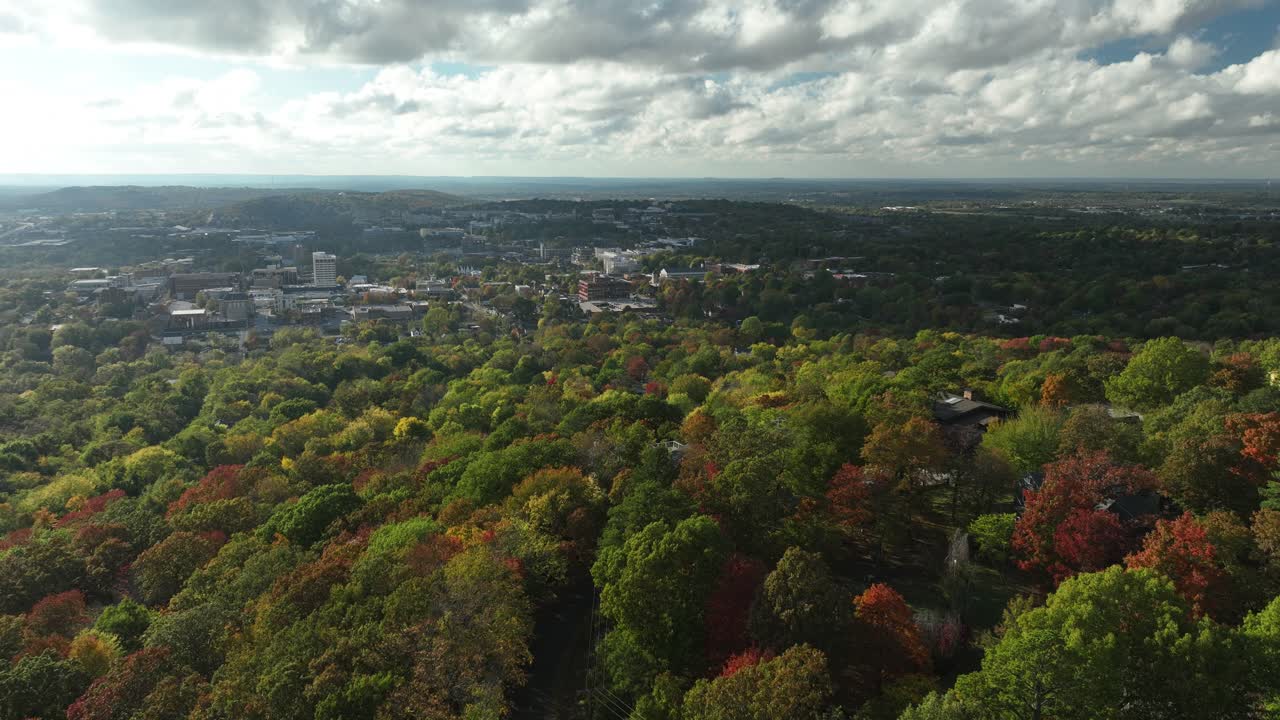 aérea sobre los árboles de otoño en un día soleado en fayetteville, arkansas, ee.uu.