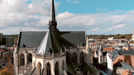 lovaina, bélgica - vista aérea de la iglesia y el paisaje urbano de san pedro