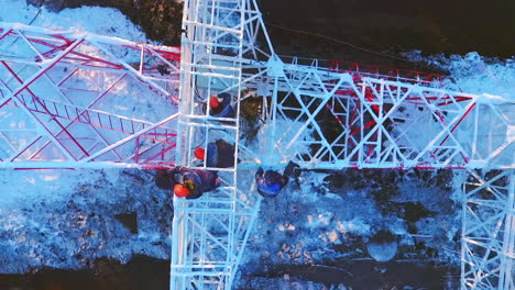 ingenieros de instalación que trabajan en pilones eléctricos. ingeniería de energía