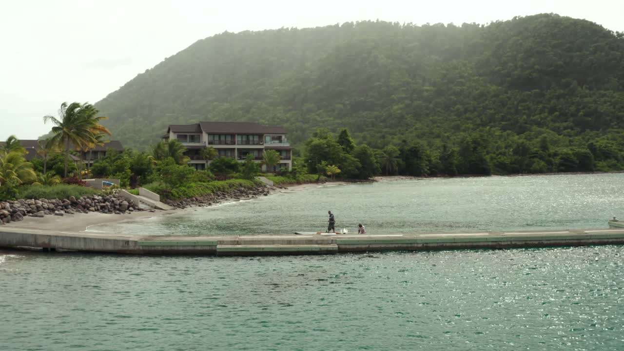 부두 에서 배 를 타고 있는  ⁇ 시 ⁇  의 공중 전망