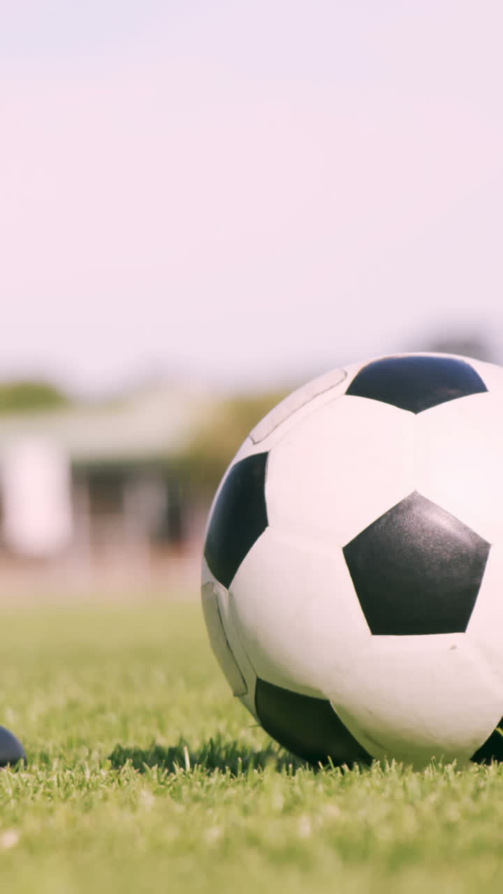 Fodboldspiller sparker til bolden