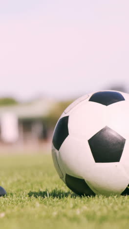 jugador de fútbol pateando la pelota