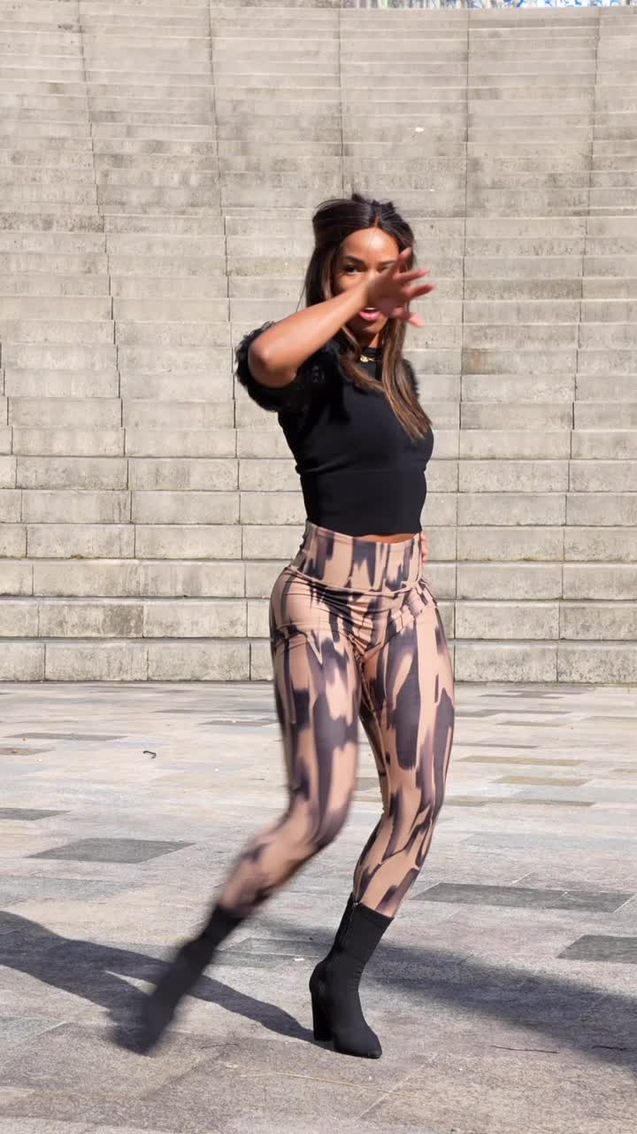 mujer bailando en un entorno urbano