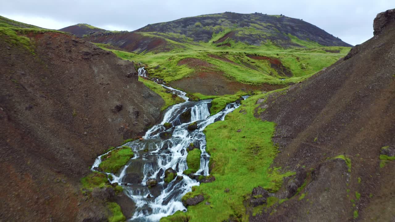 volando sobre el mágico río blanco que fluye a través del valle de reykjadalur, islandia