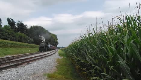 Dampfzug,-Der-Entlang-Amish-Ackerland-Schnauft,-Wie-Von-Drohne-Gesehen