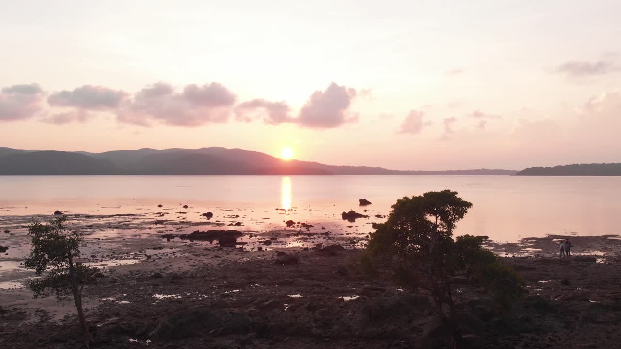 해가 지는 모습의 드론 촬영