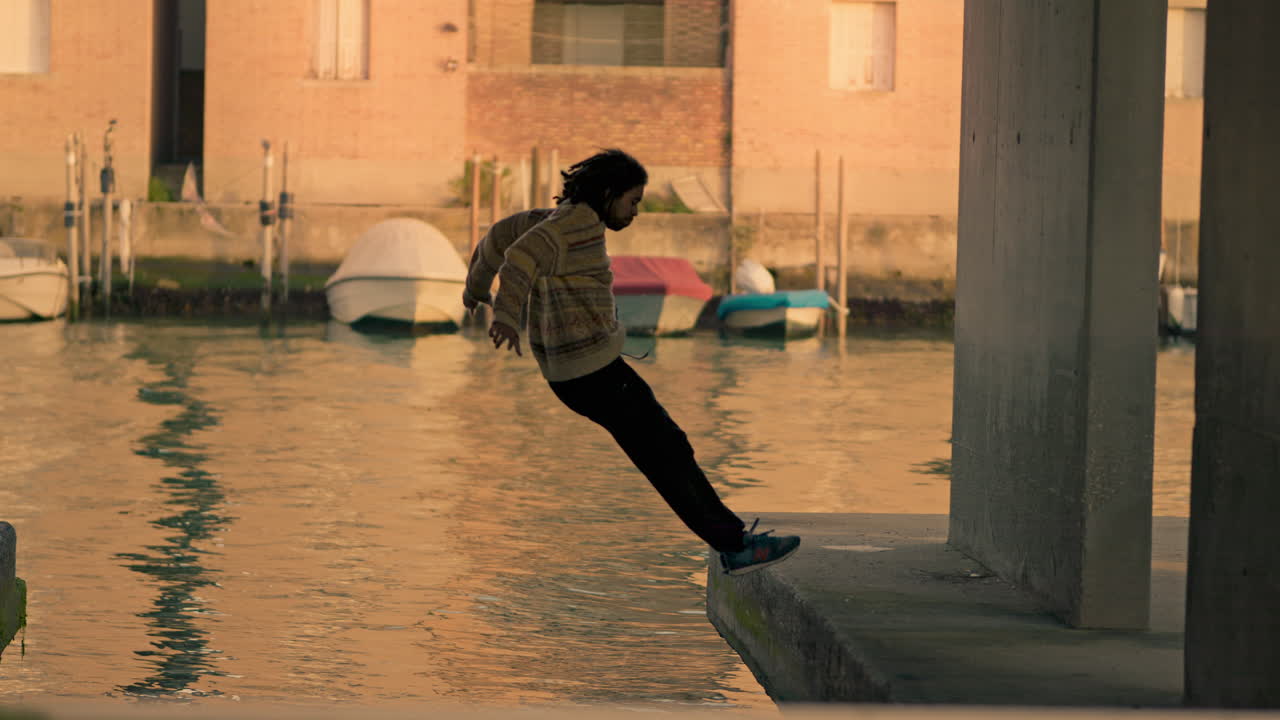 Persona che salta un canale a Venezia