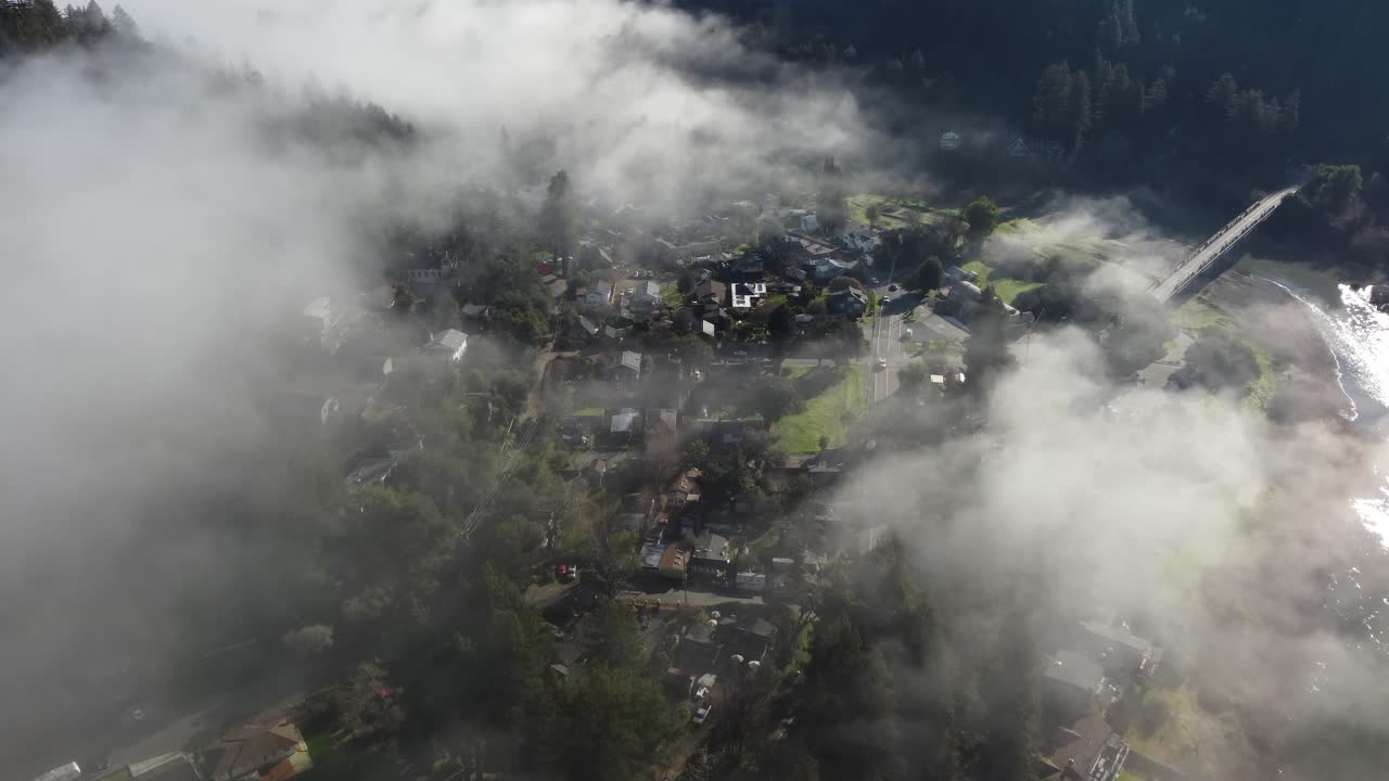 공중: 구름 사이로 보이는 강변의 작은 마을
