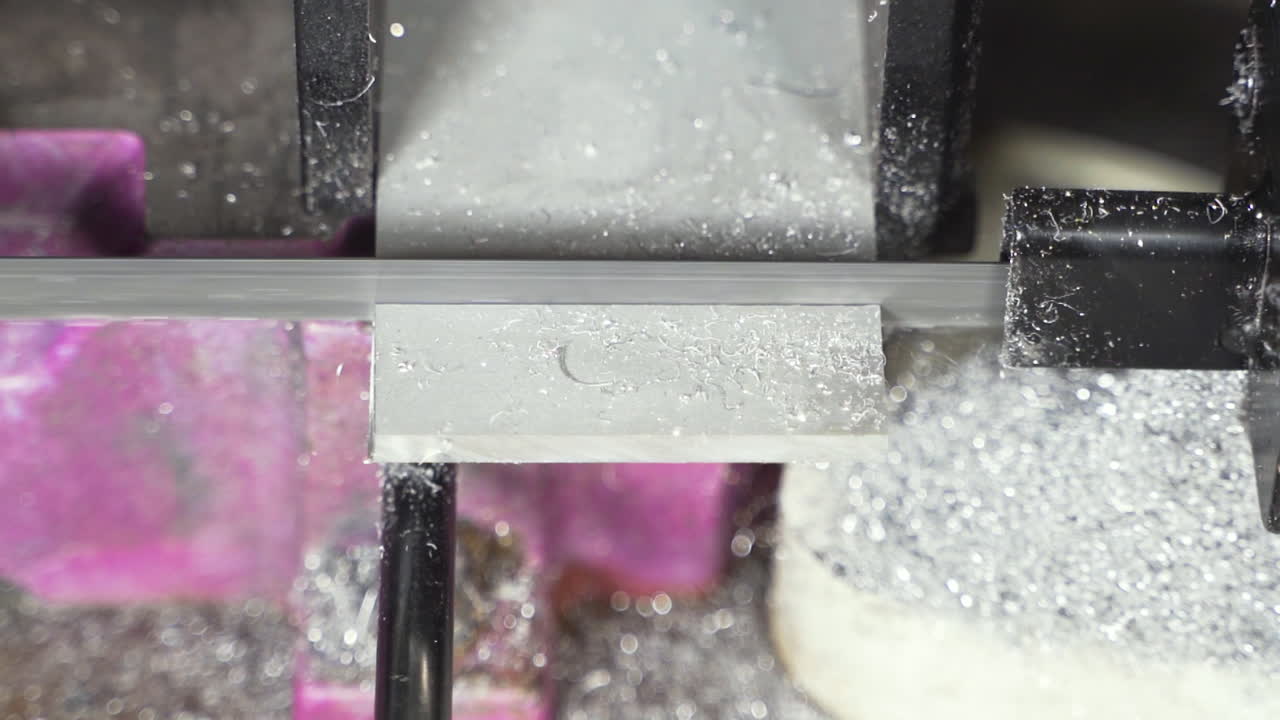 금속 톱밥을 남기고 두꺼운 금속판을 절단하는 전기 톱