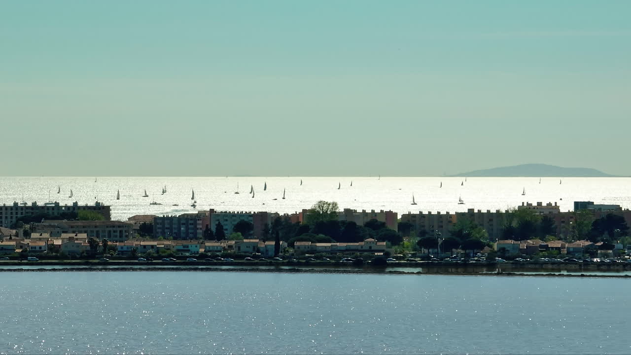 앞쪽의 항구 카마르그 연못과 배경의 바다