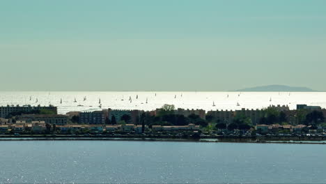 Hafen-Camargue-Teich-Vor-Booten-Und-Meer-Im-Hintergrund