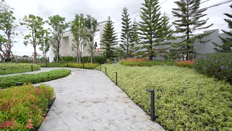 Jardín-Moderno-Limpio-Y-Ordenado-Con-Calle-Peatonal-De-Piedra