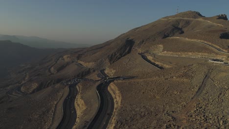 Toma-Aérea-De-Una-Montaña-Rocosa