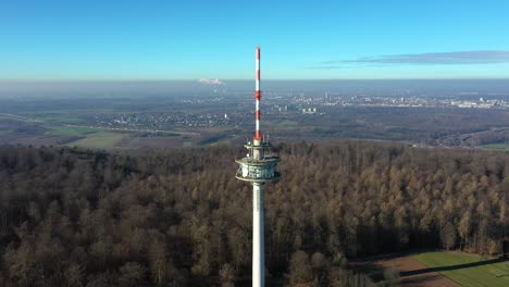 video de avión no tripulado de la torre de radio cerca de ettlingen en alemania con vista de karlsruhe y el valle del rin