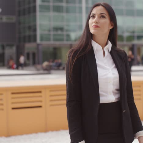 mujer de negocios con estilo esperando a alguien