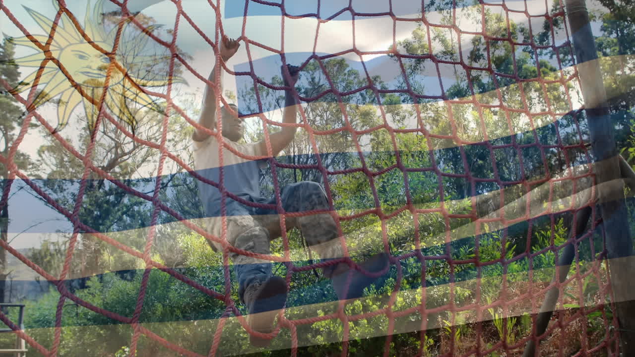 animación de la bandera de uruguay ondeando sobre la red de escalada del soldado