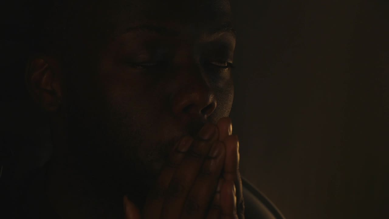 hombre negro devastado por las malas noticias en la habitación