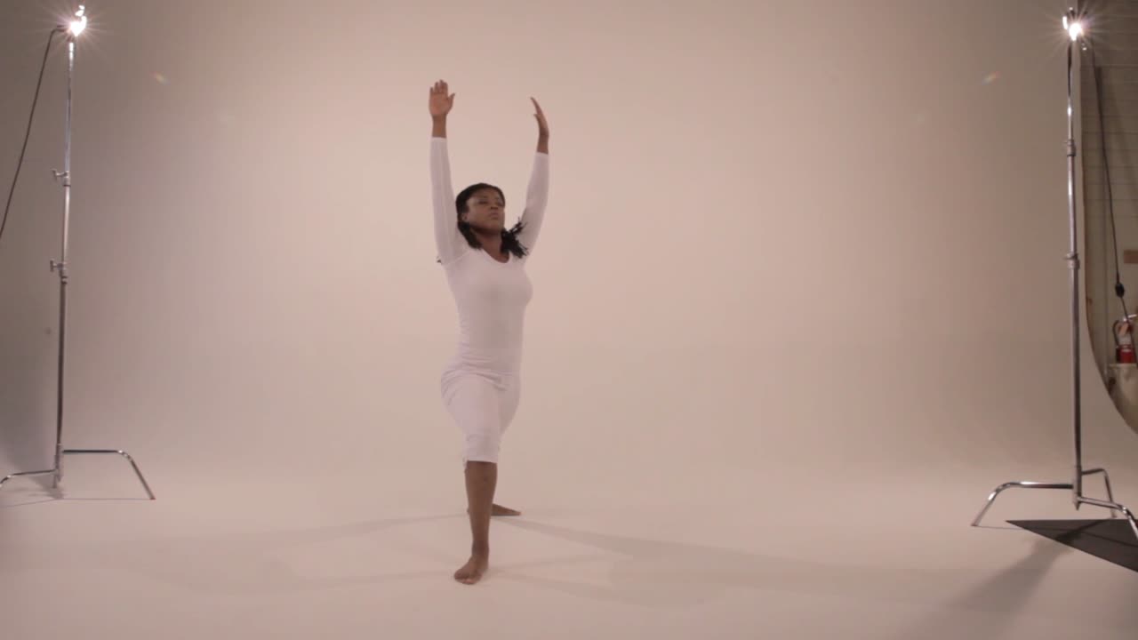 el yogui negro se mueve de una tabla a la pose del guerrero y luego a la pose del triángulo