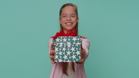 Niña-Bonita-Presentando-Caja-De-Regalo-De-Cumpleaños,-Oferta-De-Bono-De-Carrera-Presente-Envuelto,-Fiesta-De-Celebración