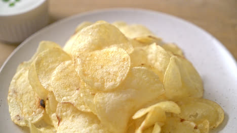 Kartoffelchips-Mit-Sauerrahm-Dip