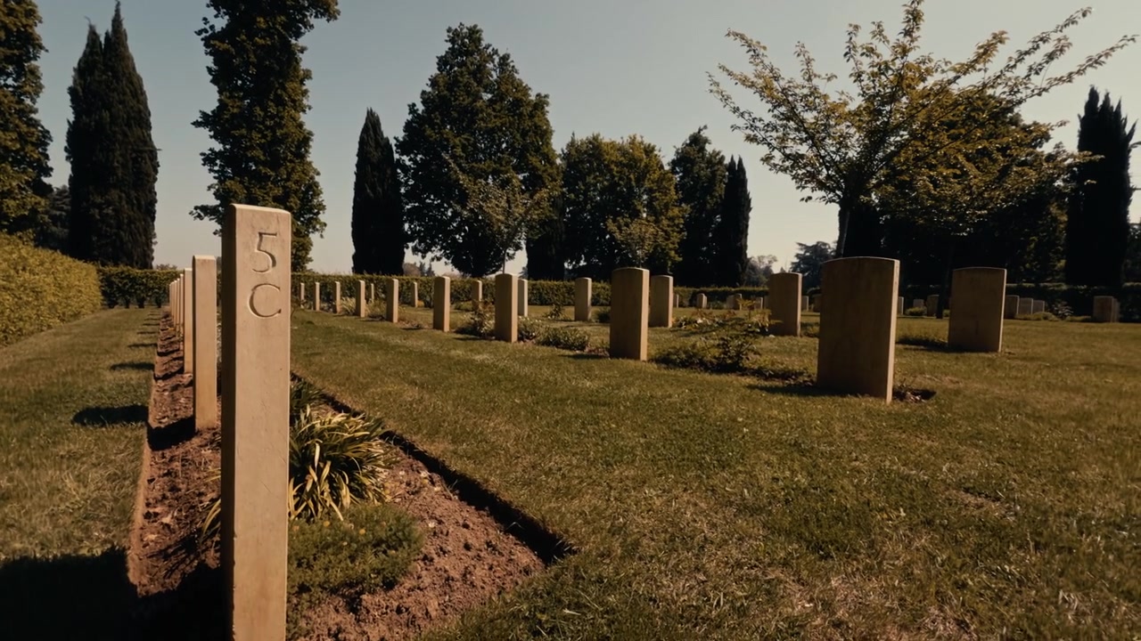 File di lapidi in un cimitero tranquillo