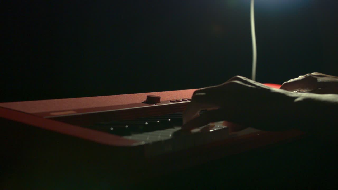 un pianista experto toca un piano eléctrico rojo en esta impresionante actuación en solitario