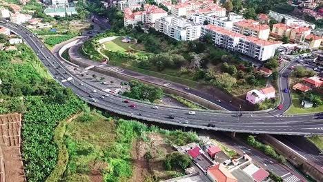 Vista-Aérea-De-La-única-Autopista-En-La-Isla-De-Madeira,-Portugal---Forma-Más-Rápida-De-Acceder-A-Cualquier-Punto-De-La-Isla---Disparo-De-Drones