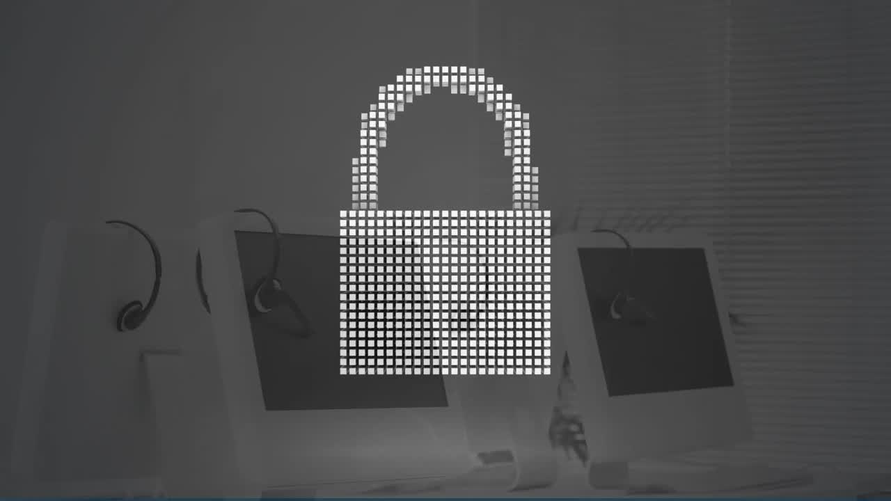 animación de candado digital y nube sobre computadoras en la oficina