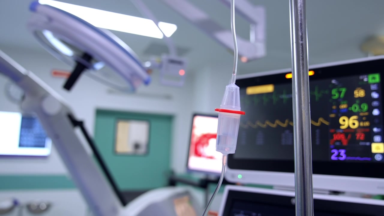 Flebo in una moderna sala operatoria di ospedale con monitor medici.
