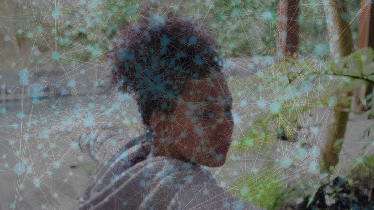Une femme monte sur un balcon, fait pivoter son torse et tend le bras pour l'équilibre, tandis qu'une superposition technologique pulse.