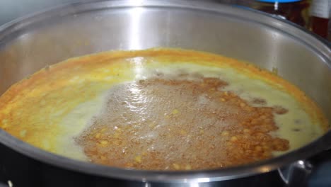 cocinar las lentejas amarillas (dal) en una olla
