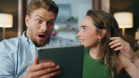 Familia-Sorprendida-Viendo-La-Pantalla-De-La-Pestaña-En-Casa-Haciendo-Zoom.-Hombre-Sorprendido-Abriendo-La-Boca