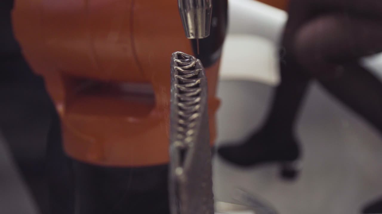 robot industrial que realiza la impresión en 3d de metales