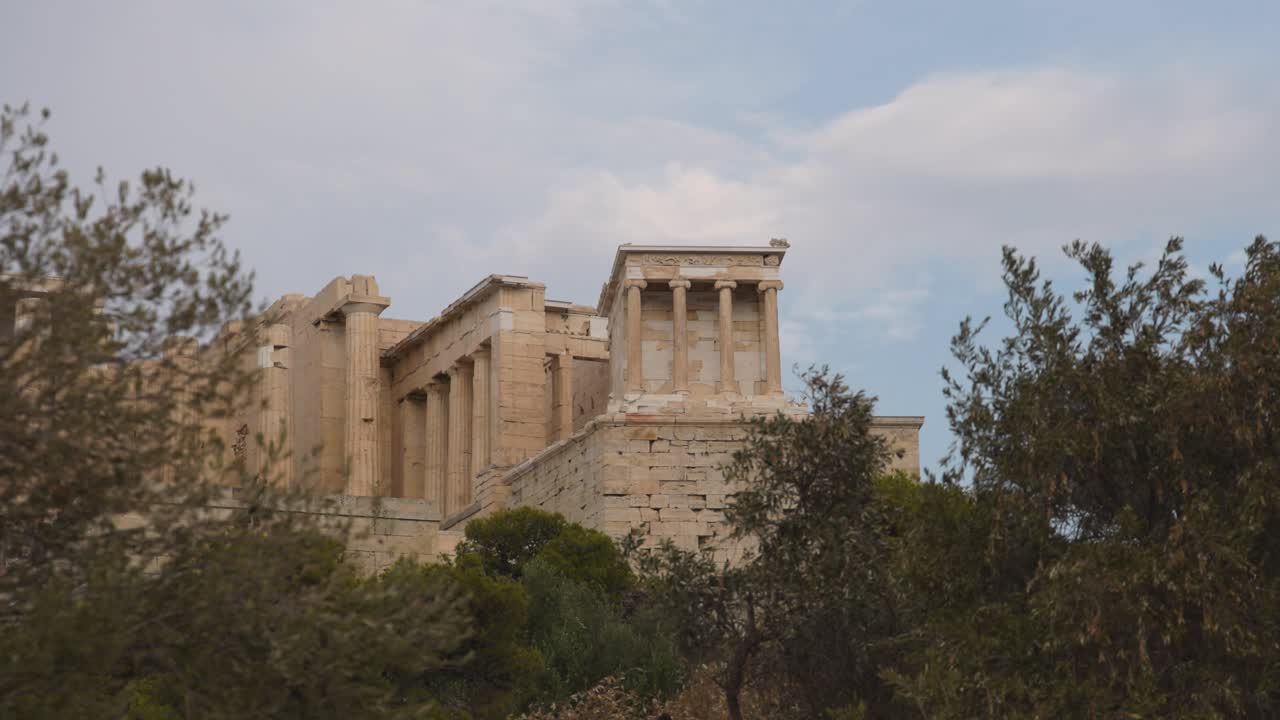 antiguo templo rodeado de árboles y cielo