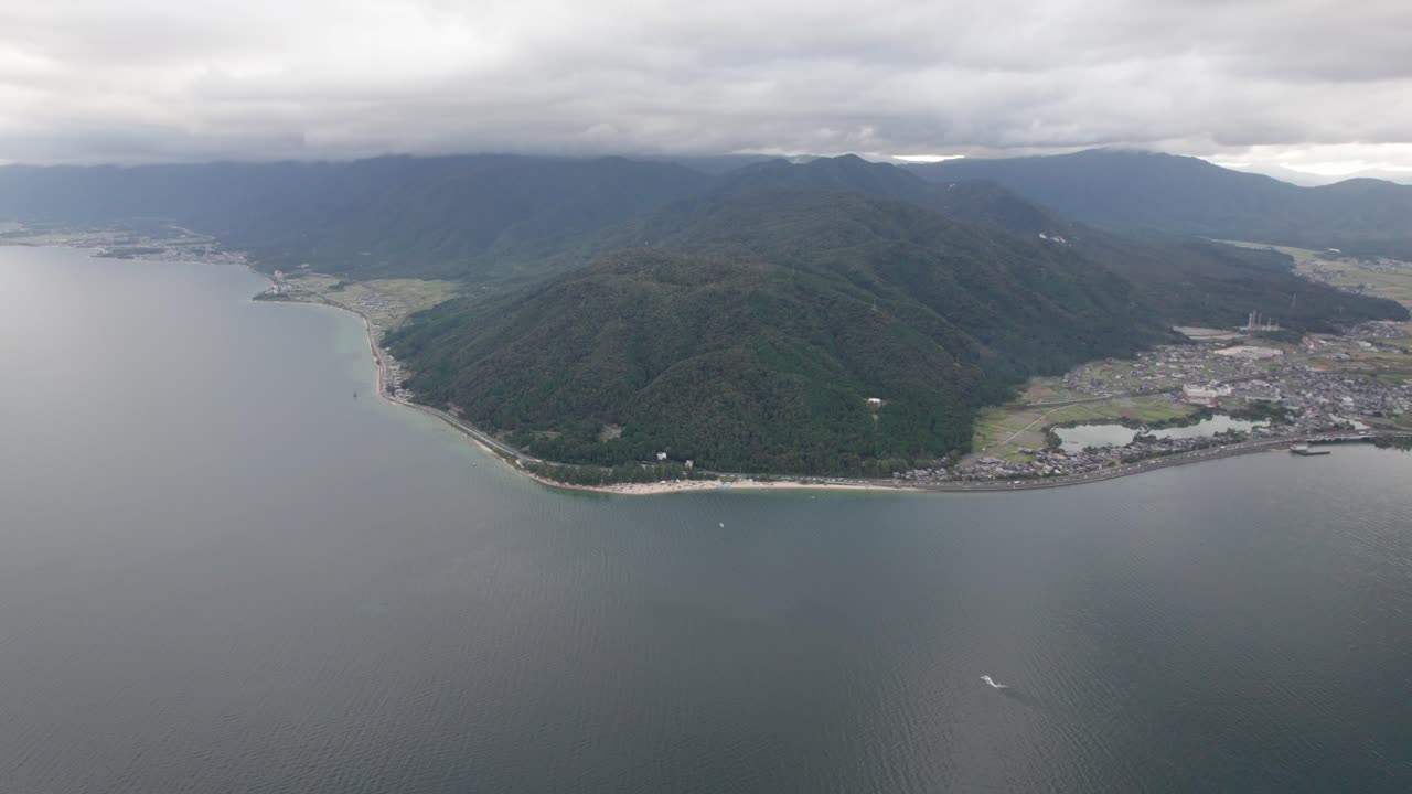 시가현 위의 구름이 가득한 풍경, 비와코 호수, 일본 공중 드론, 낮에 산악 도시 풍경