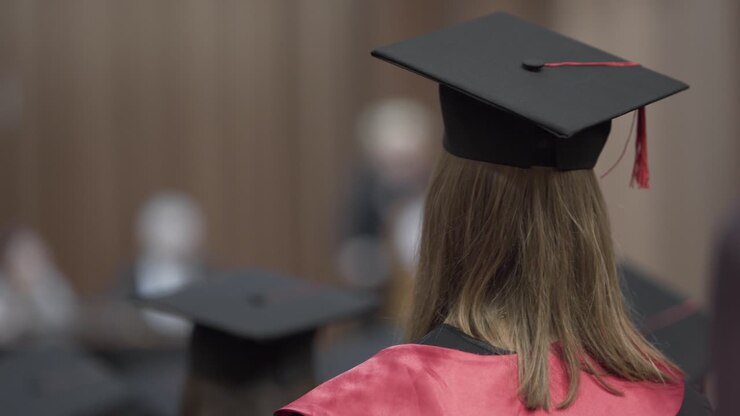 Video di spalle di una giovane ragazza che si è laureata all'università.
