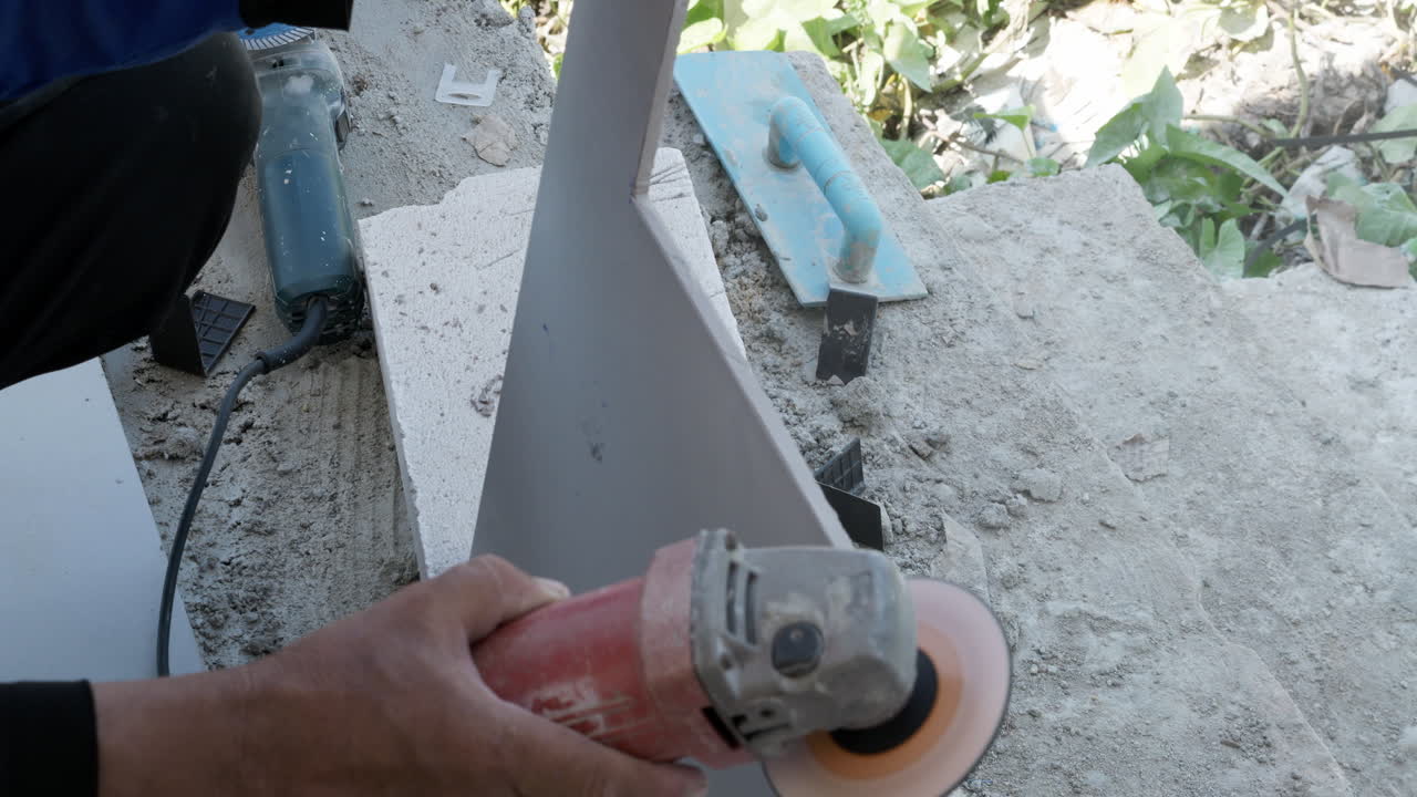Levigatura di piastrelle in ceramica da posare sul pavimento della casa