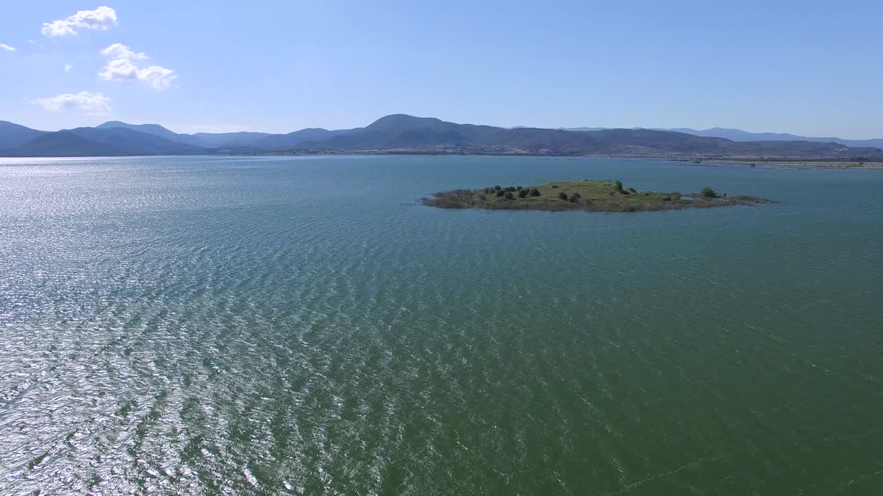 호수와 작은 섬