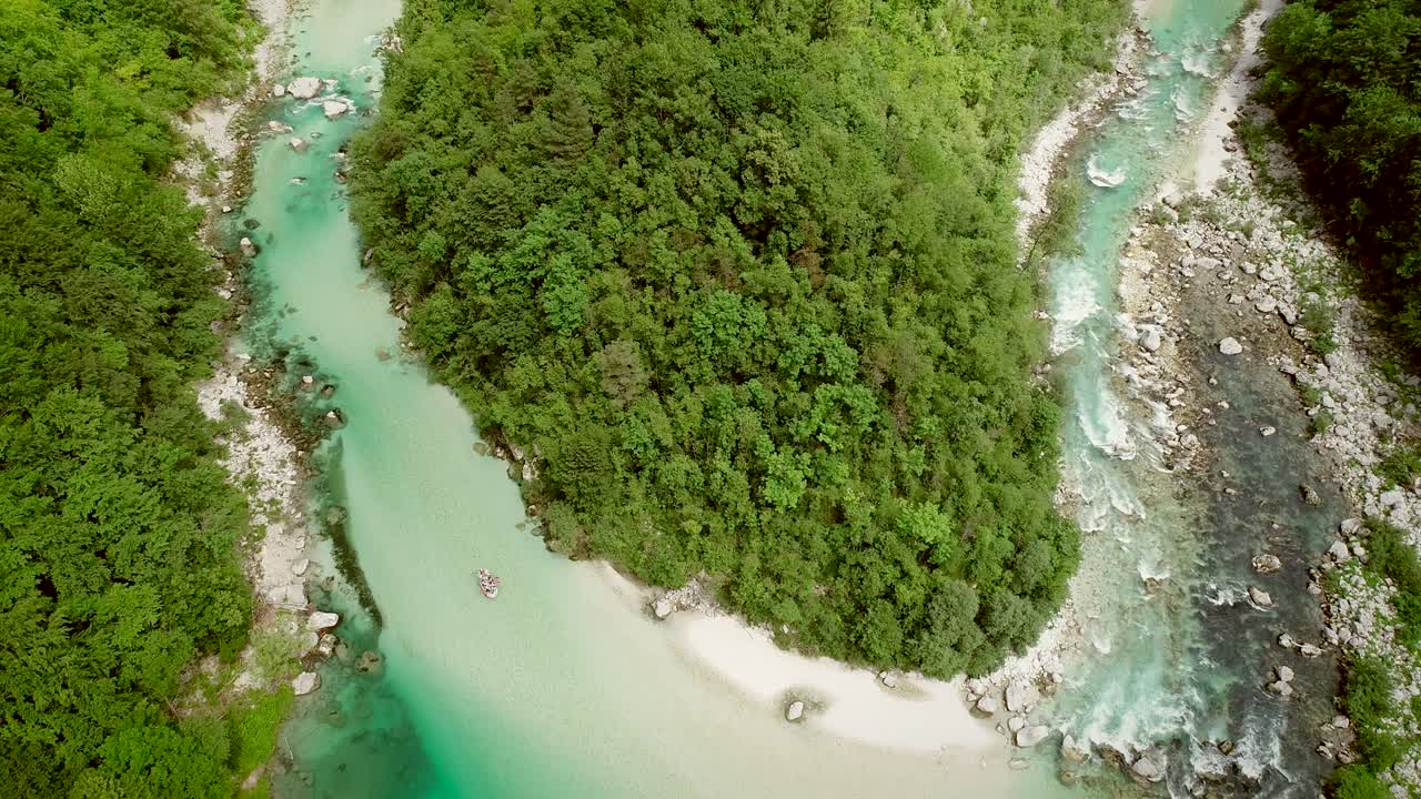 소카 강 주변의 푸른 물에서 래프팅을 하는 래프터의 공중 사진