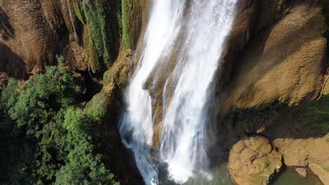 primer plano de un dron del botón de una de las enormes cascadas de la cascada thi lo su, ubicada fuera de los caminos trillados en el paraíso de los mochileros del norte de tailandia en el área de umphang