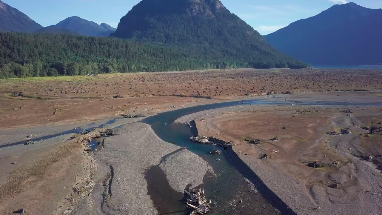 Luftoptagelse over lavvandede vandløb, der ikke fører nok vand til at danne en sø, da der ikke faldt nok sne på de lokale bjerge, der forsyner Ross Lake.