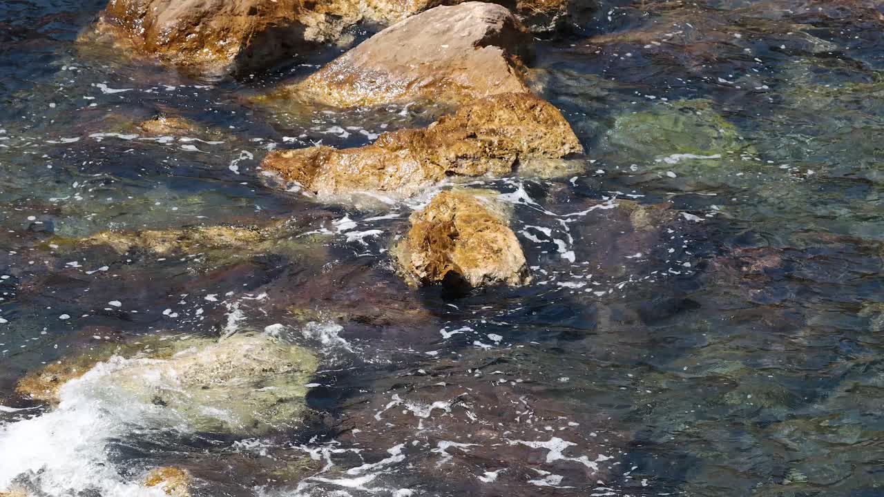 Onde dell'oceano che si infrangono contro le rocce costiere