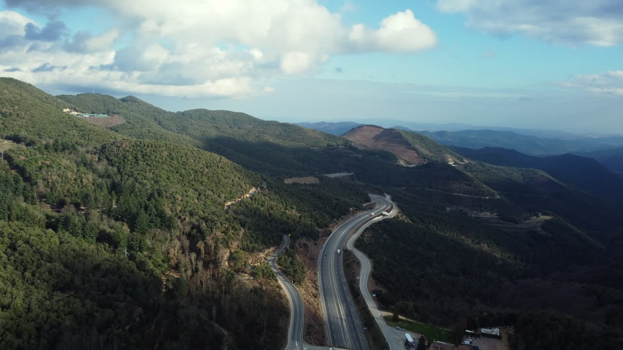 산악 고속도로 공중 사진