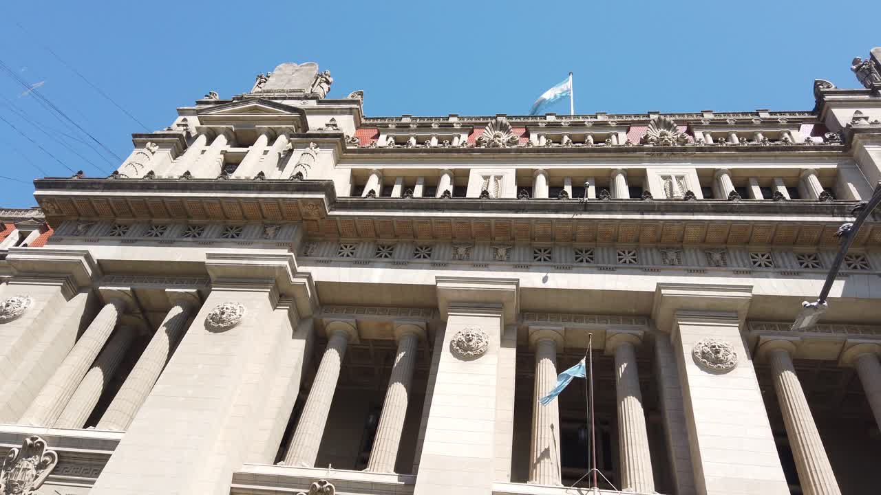 Panoramica dal basso del Palazzo di Giustizia, edificio storico di legge argentino, punto di riferimento della città di Buenos Aires.