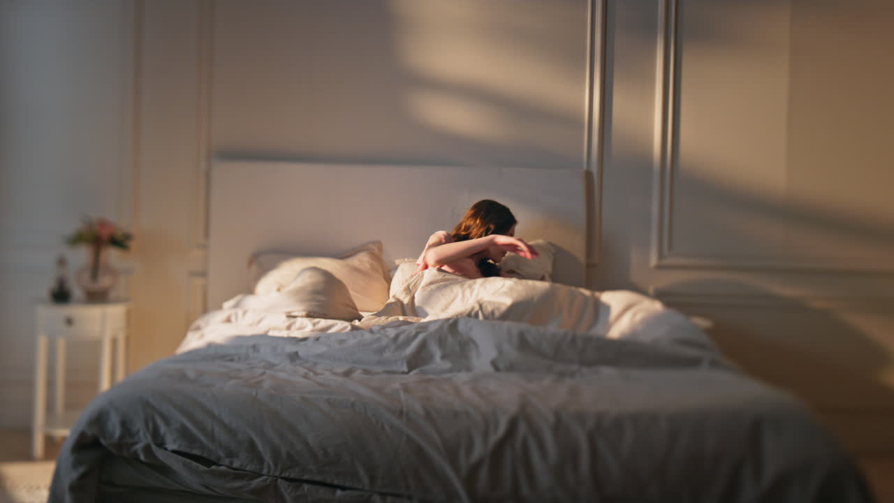 늦은 여자 아침에 집에 oversleep. 충격 여성 깨어 스마트폰 전화를