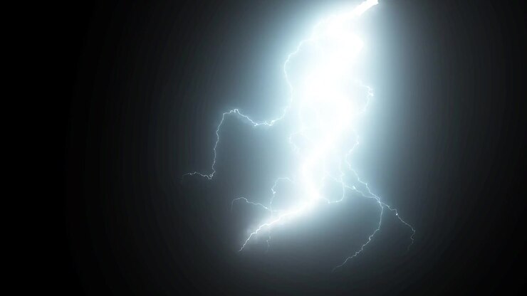 Potenti fulmini elettrici che squarciano e illuminano l'oscurità