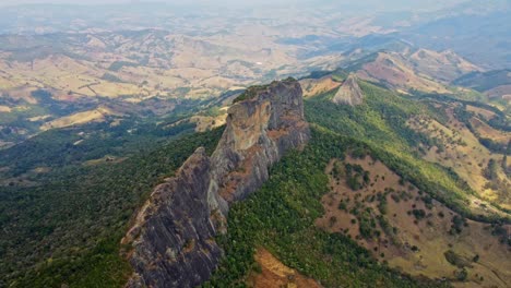 amplia vista aérea panorámica de la formación rocosa pedra do bau en el área del parque nacional mosaico mantiqueira en sao paulo, brasil